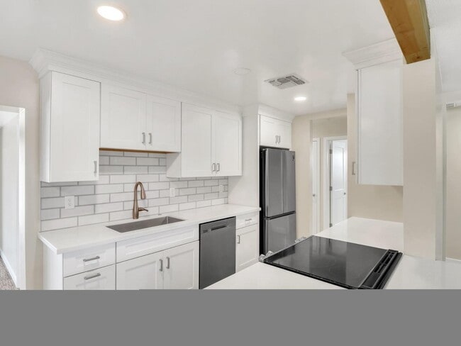 Building Photo - 544 W 17th Pl