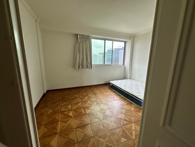 South facing bedroom - 969 Hilgard Ave