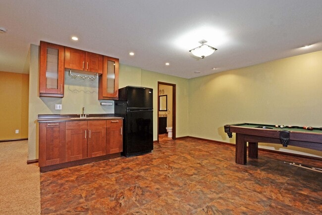 Building Photo - Spacious 5-Bed 3-Bath Home in South St. Paul - Available Now!