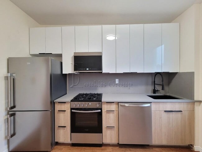Building Photo - NEWLY RENOVATED==> 2BED + HOME OFFICE ==> DISHWASHER ==> PRIME ASTORIA ==>