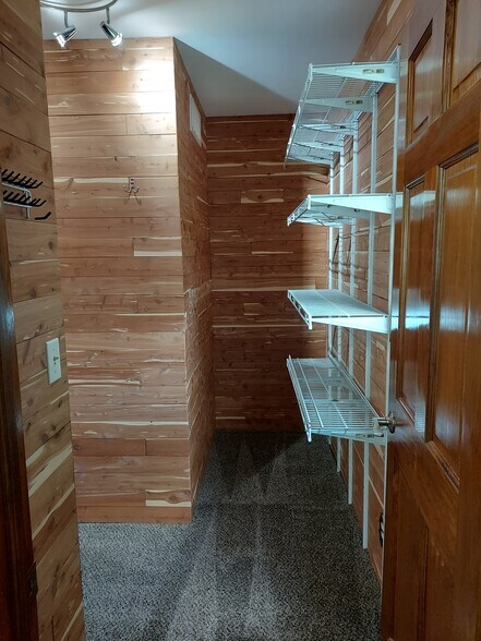 Cedar Closet pic 2 - 7413 Jupiter Ct