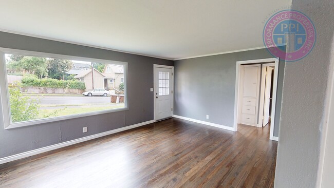 Building Photo - Oregon City - Three Bedroom Bungalow, Comp...