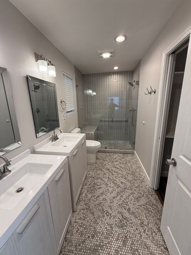 Building Photo - 3042 Hermosa Ave