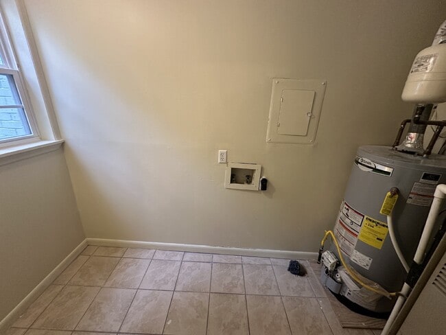 Building Photo - Apartment For Rent