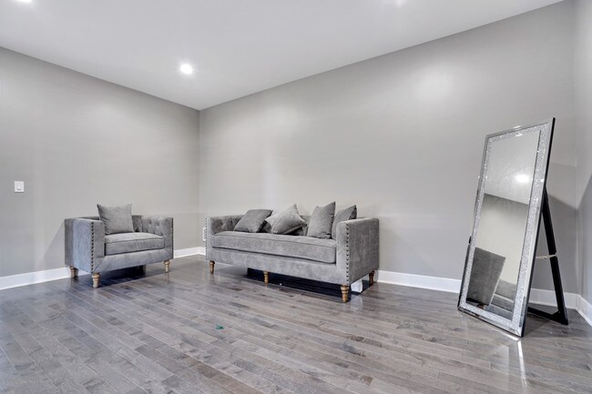 Building Photo - 98 Hollywood Ave