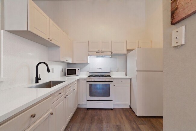 Building Photo - 3391 S Kirkman Rd