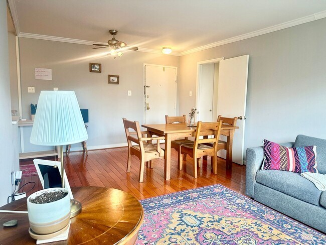 Building Photo - 1 Bed 1 Bath!  Pets Welcome!  Parking!