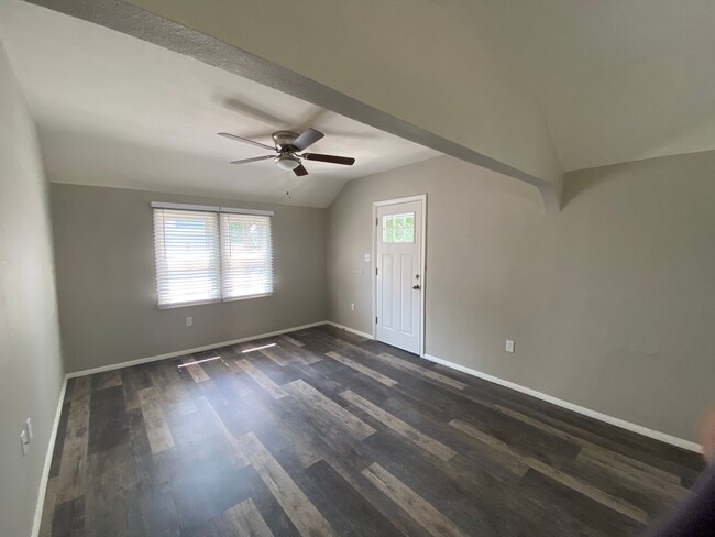 Building Photo - Adorable 1 bedroom remodeled home! Availab...