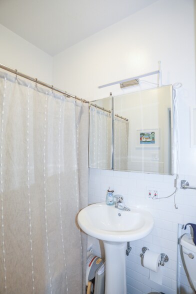 Building Photo - 1808 N Clark St