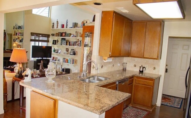 Building Photo - Bakersfield, CA