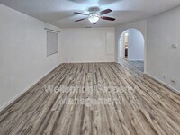 Building Photo - 117 S Silver Ridge St