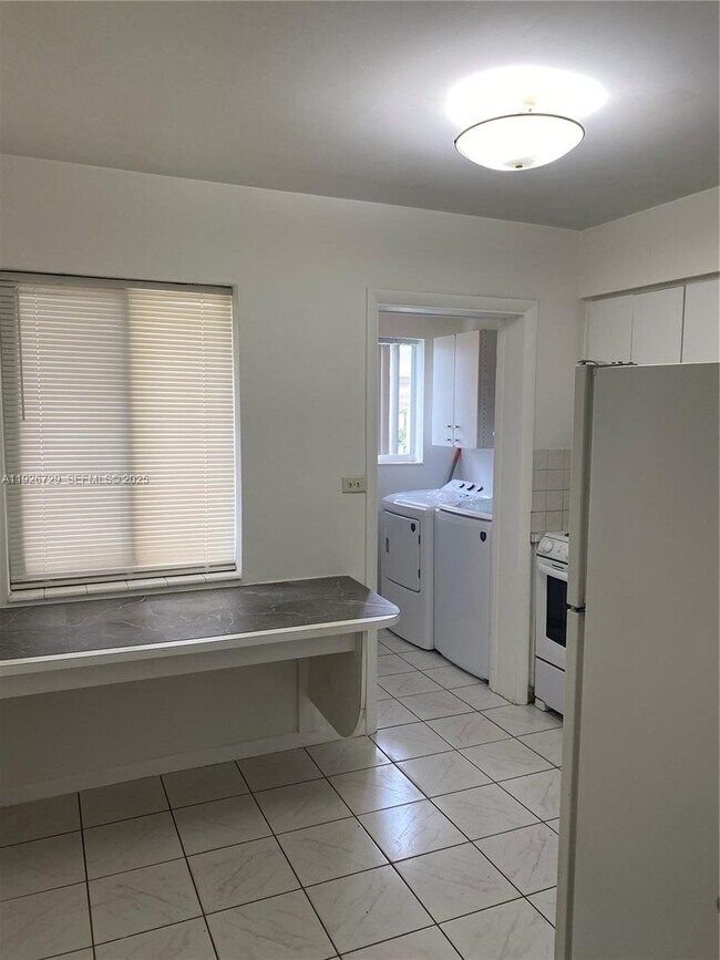 Building Photo - 250 NE 41st St