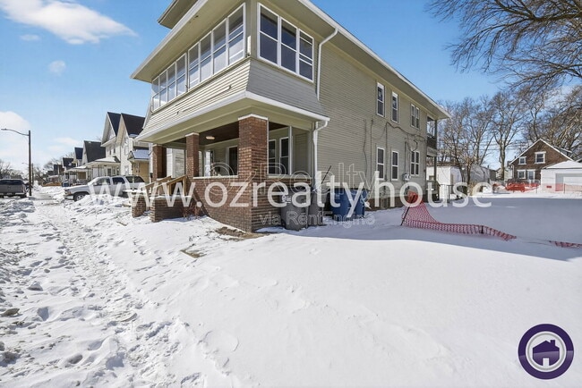 Building Photo - 834 Oak St