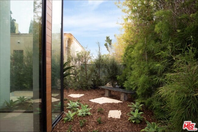 Building Photo - 1033 1/2 Grant St