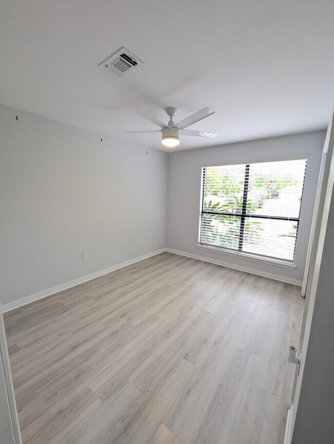 Building Photo - 1837 Sunrise Dr