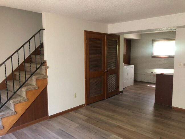 Building Photo - 1305-1305 Tracy Ln