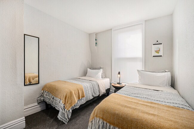 Building Photo - 832 26th St