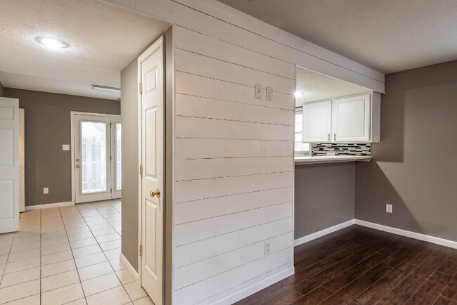 Building Photo - 3360 S Oaklawn Cir