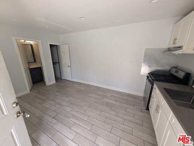 Building Photo - 5217 N Marmion Way