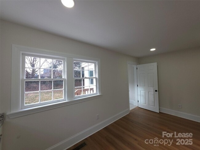 Building Photo - 1953 Woodcrest Ave