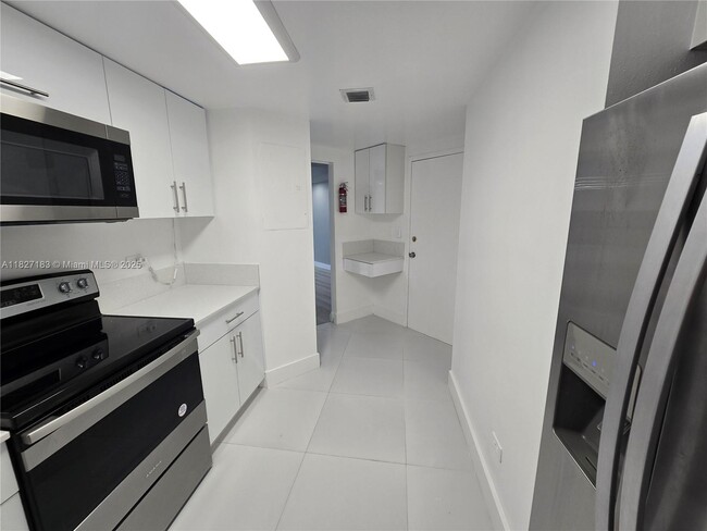 Building Photo - 999 Brickell Bay Dr