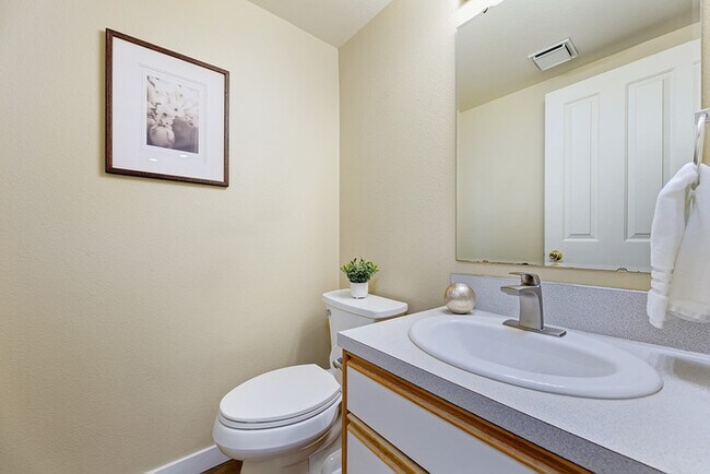 Building Photo - 3 Bed 2.5 Bath Townhome in Prime Boise Location!