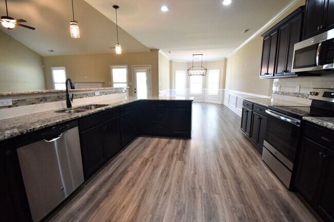 Building Photo - 4 Bedroom 2 Bathroom- Small Pets Considered