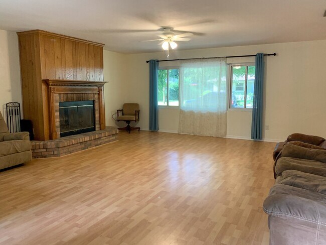 Building Photo - 3/2 House Walking Distance to UF & Law Sch...