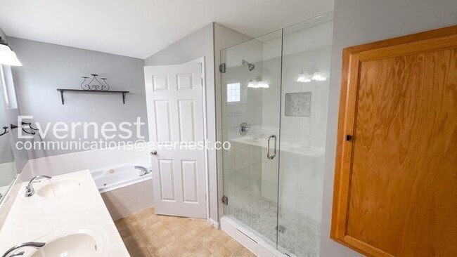 Building Photo - 5 Bed, 3 Bath Home with Fenced Yard & Garage / Pet-Friendly / Available Now!