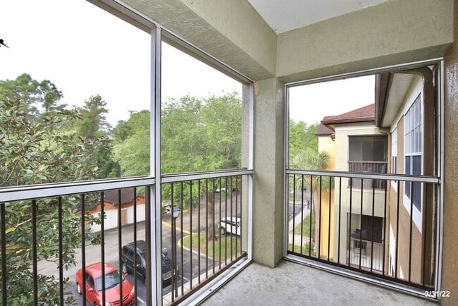 Building Photo - Beautiful 2/2 Condo Located in Crest at Wa...