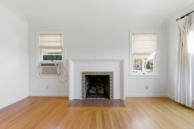 Building Photo - Spacious 2 Bed, 2 Bath Home