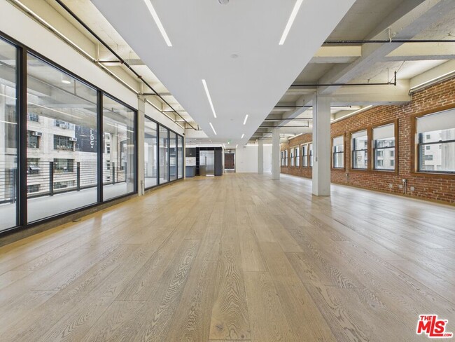 Building Photo - 808 S Broadway