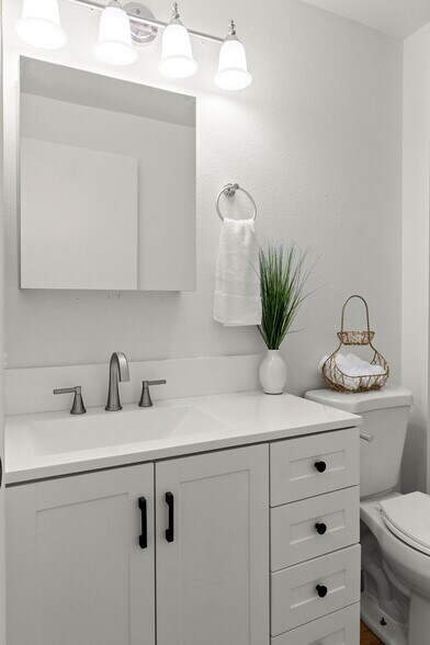 Building Photo - 1102 Irving St SW