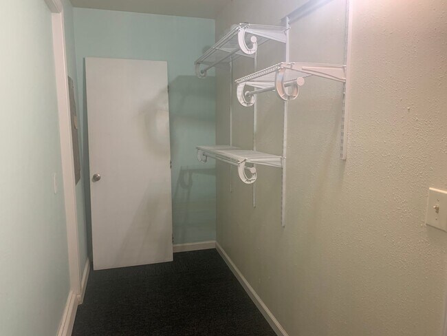 Building Photo - Newly Updated 2 Bed. 2 Bath Home on Fenced...