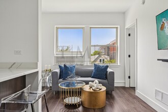 Building Photo - Modern & Brand New 1-Bedroom in Andersonville: Hosting Ready with Luxe Kitchen