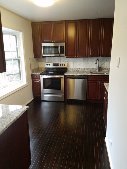 Kitchen - 6329 Fenestra Ct