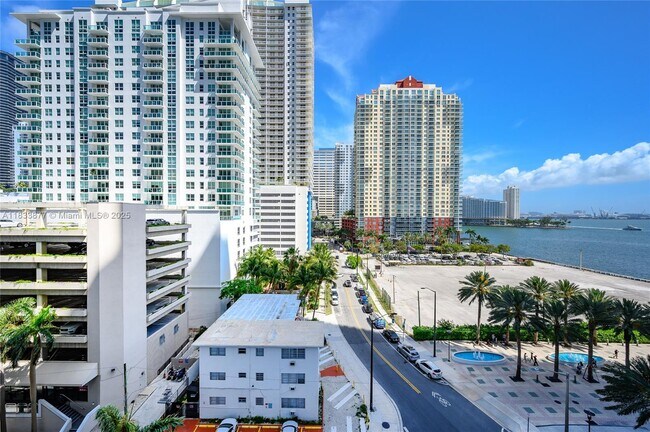 Building Photo - 1300 Brickell Bay Dr