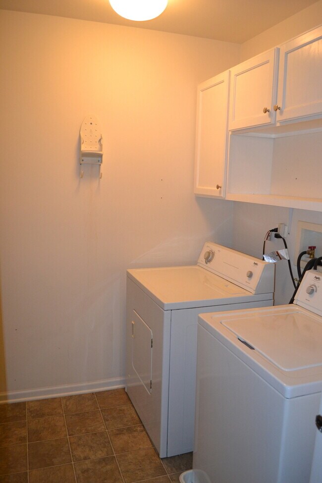 Building Photo - 161 Springbrook Trail S