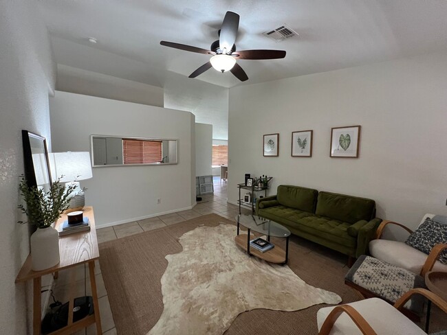 Building Photo - SOLAR & POOL HOME!