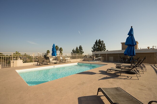 Building Photo - Beverly Hills Prime Location - 2 bed 2.5 bathroom