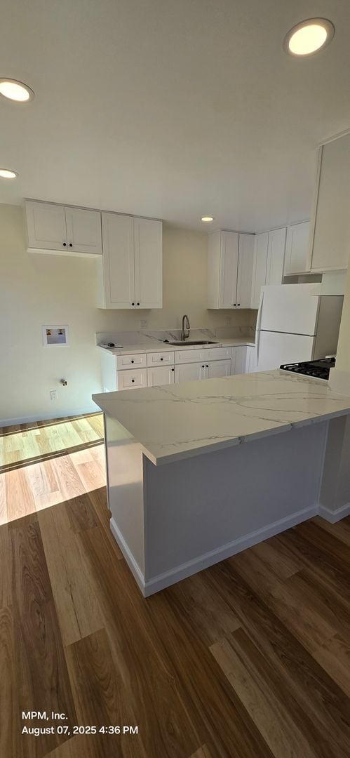 Building Photo - 2 bed 1.5 bath Apartment