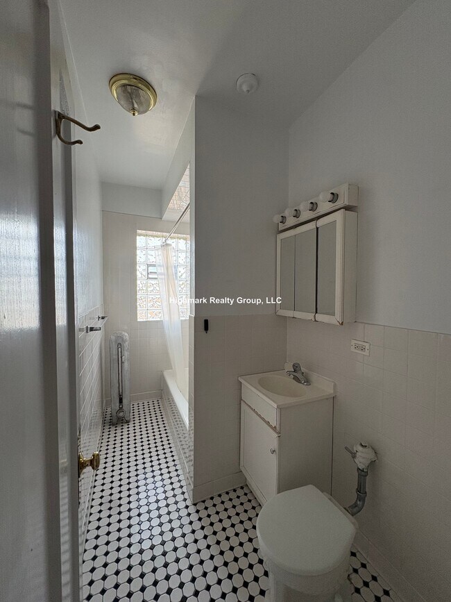 Building Photo - 830 Reba Pl
