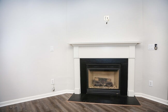 Building Photo - 851 Stratum Way SE