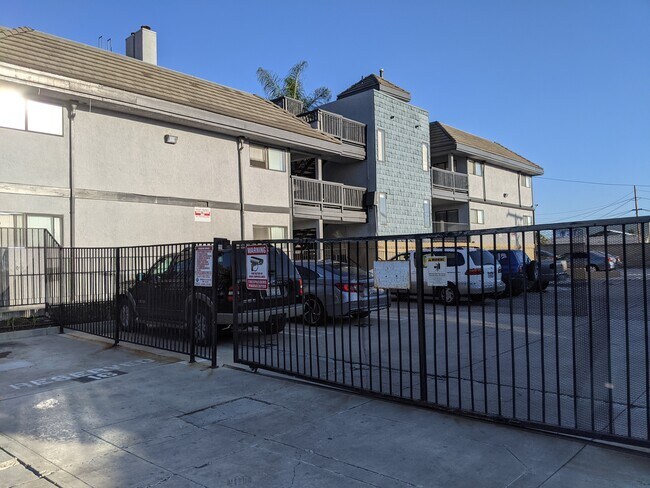 Building Photo - 9922 Broadway
