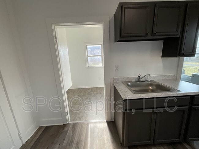 Building Photo - 124 Ann St