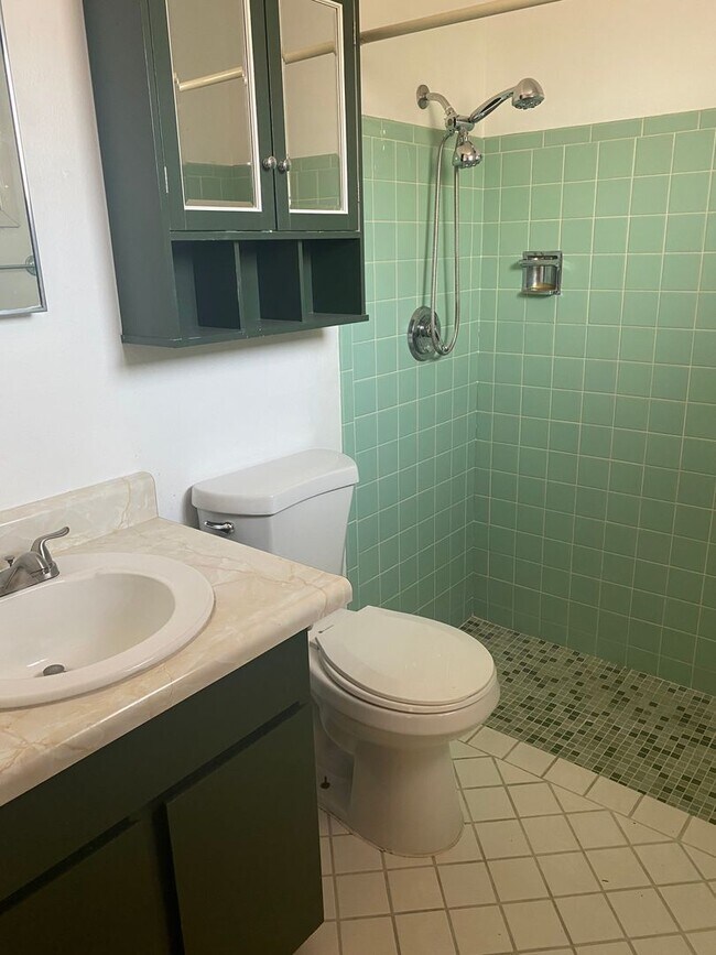 Building Photo - Eastside 3 bed 2 bath - Pool and Garage