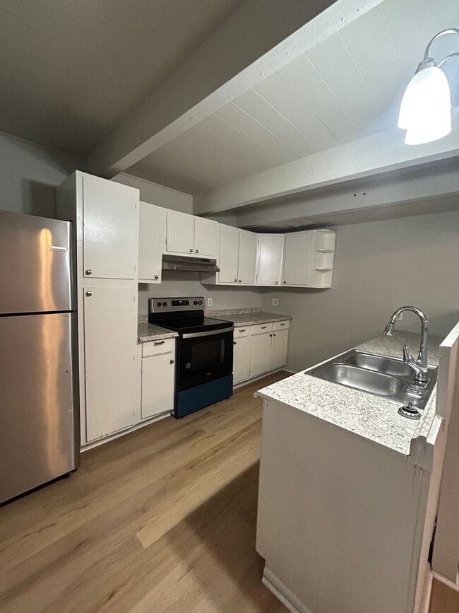 Building Photo - 3 Bedroom/ 2 Bath Townhome