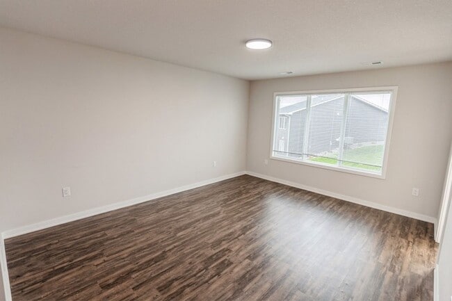 Building Photo - PERFECT LOCATION!!  3 Bedroom, 2.5 Bathroom Home in Urbandale!