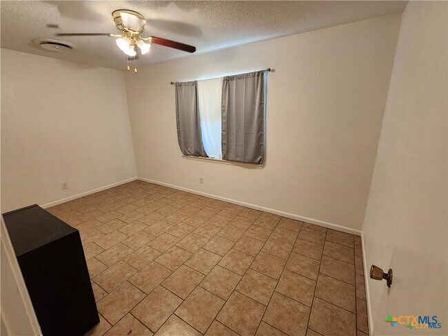 Building Photo - 106 W Avenue G