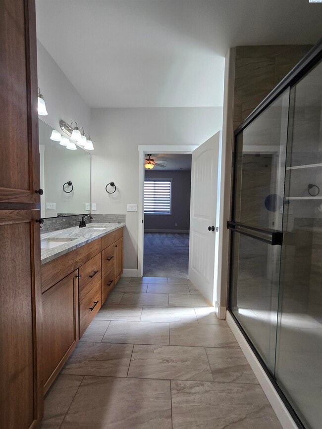 Building Photo - Short Term Rental Rental in Kennewick w/Lawn Care